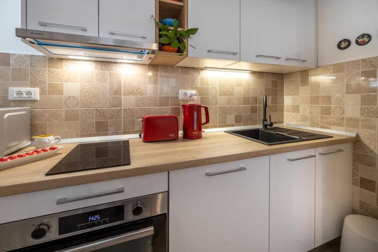 Two-Bedroom Apartment In The Centre Makarska Exterior photo
